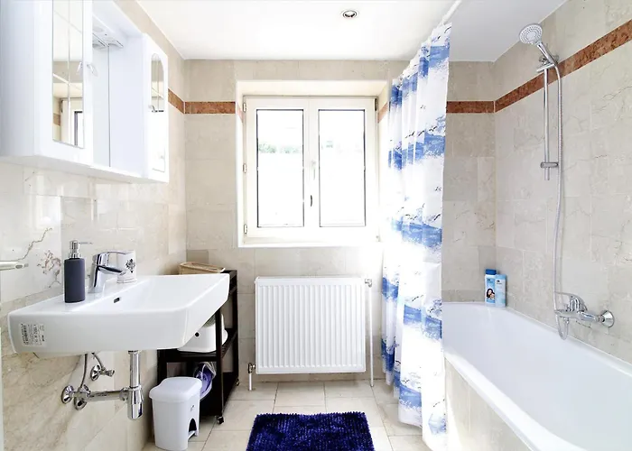 Light-filled 4-bedroom Attic Flat With Air Conditioning