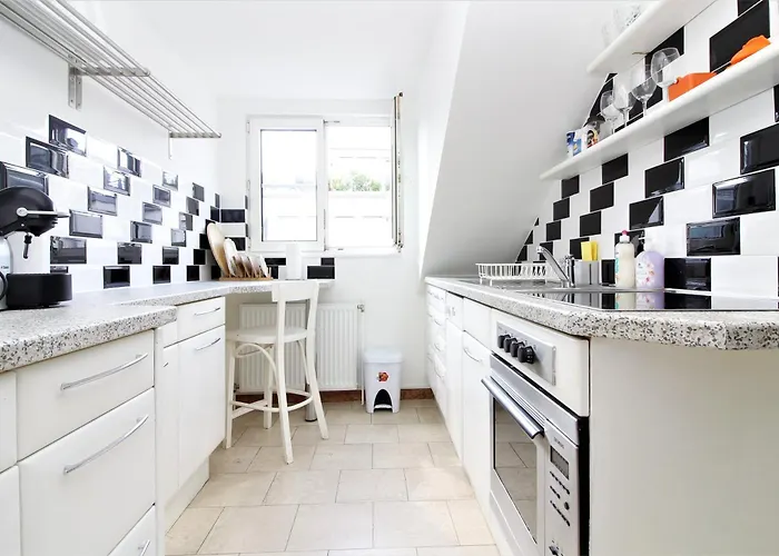 Appartement Light-filled 4-bedroom Attic Flat With Air Conditioning *