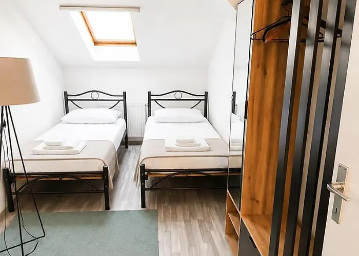 Light-filled 4-bedroom Attic Flat With Air Conditioning *