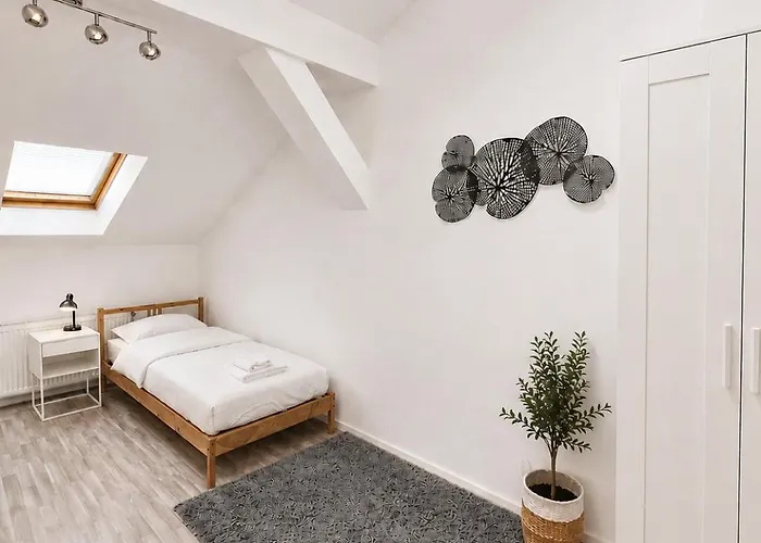 Light-filled 4-bedroom Attic Flat With Air Conditioning *
