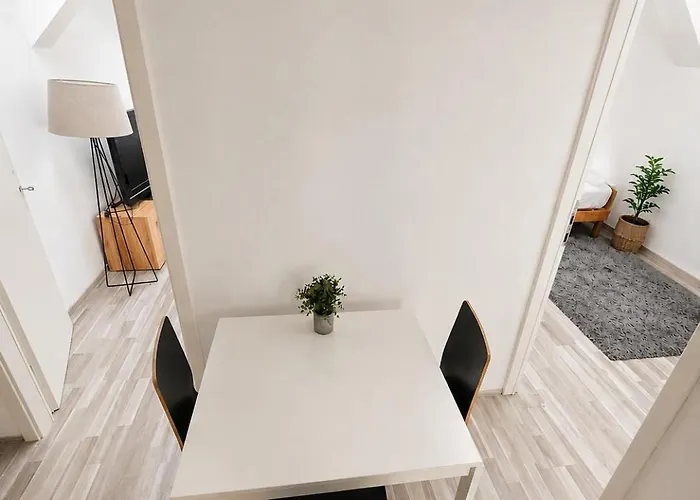 Appartement Light-filled 4-bedroom Attic Flat With Air Conditioning
