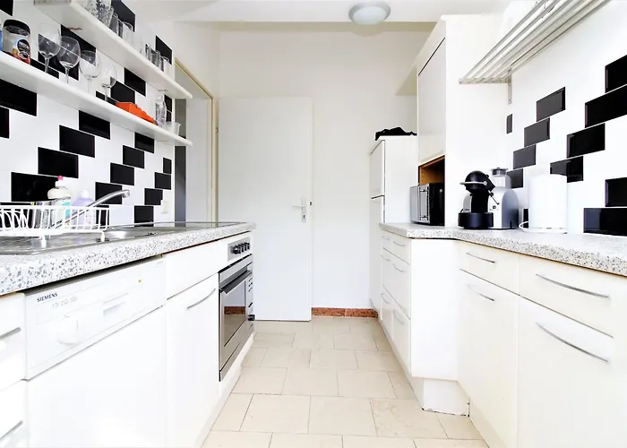 Light-filled 4-bedroom Attic Flat With Air Conditioning Apartment