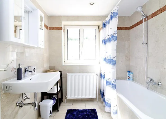 Light-filled 4-bedroom Attic Flat With Air Conditioning Apartment