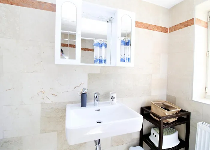 Apartment Light-filled 4-bedroom Attic Flat With Air Conditioning *