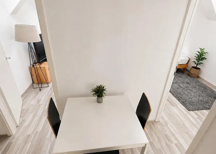Light-filled 4-bedroom Attic Flat With Air Conditioning Apartment