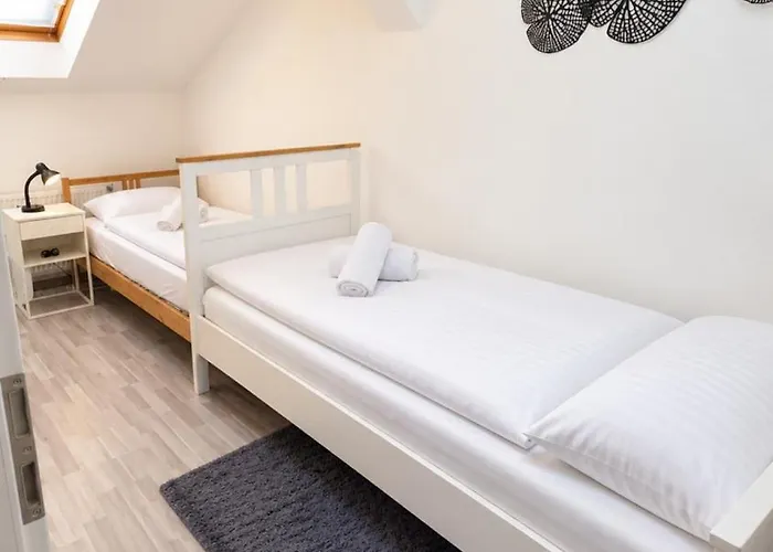 Light-filled 4-bedroom Attic Flat With Air Conditioning Apartment *